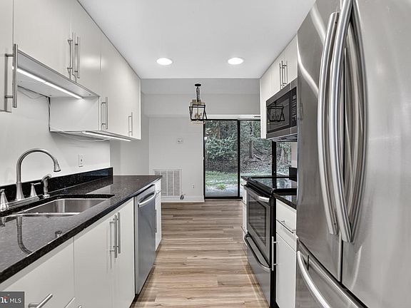 3rd image of 2200 Castle Rock Sq APT 2B
