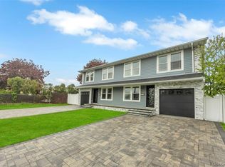 821 N Jefferson Ave, Lindenhurst, NY 11757