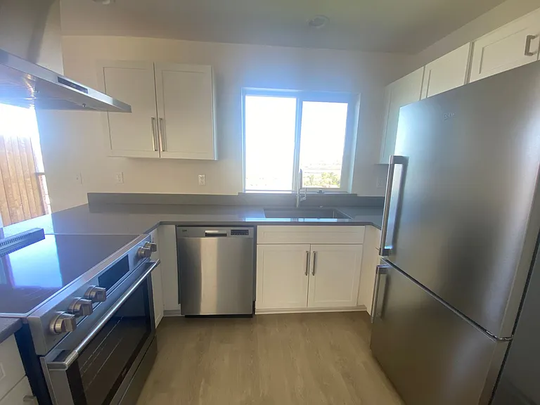 2305 E 9th St — Photo 12