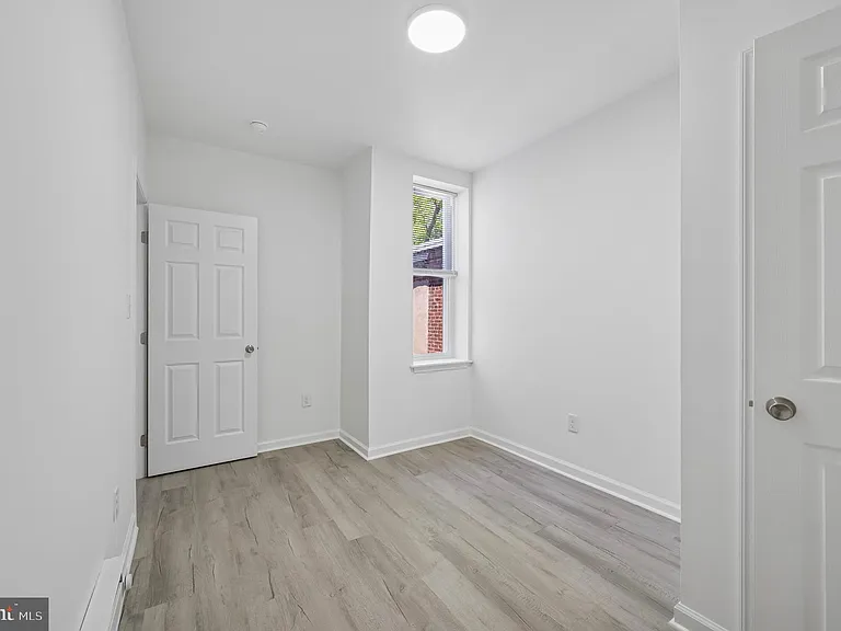247 W Berkley St — Photo 13