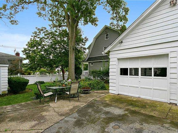 3rd image of 10 Varick Ct