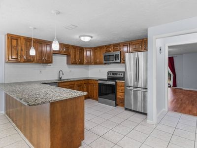 194 Washington St APT E, Canton, MA, 02021