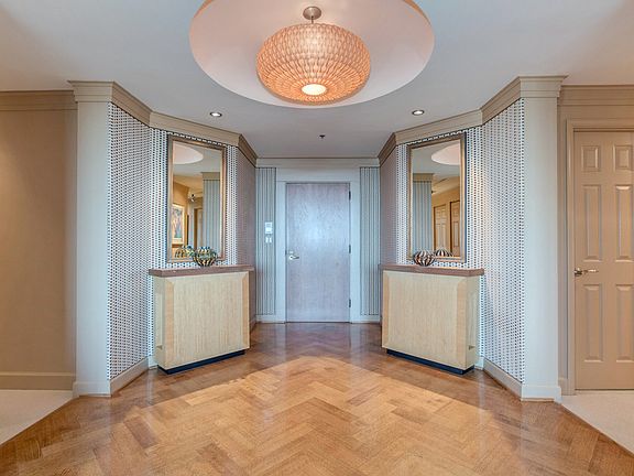 Entry Foyer to 17C