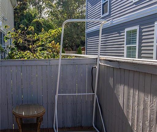 Outdoor cold water shower. Can be covered with one of the umbrellas for privacy. Great for warm day rinse offs from the beach and for those 'cold plunge' health focused renters year round.