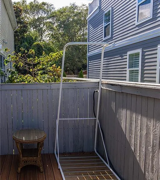 Outdoor cold water shower. Can be covered with one of the umbrellas for privacy. Great for warm day rinse offs from the beach and for those 'cold plunge' health focused renters year round.