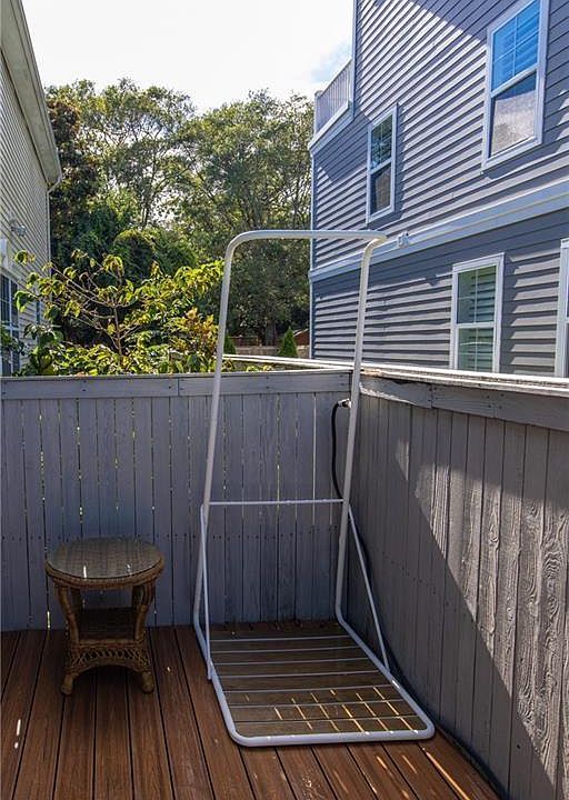 Outdoor cold water shower. Can be covered with one of the umbrellas for privacy. Great for warm day rinse offs from the beach and for those 'cold plunge' health focused renters year round.