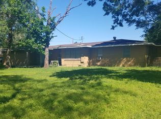 901 E 2nd Ave, Nixon, TX 78140