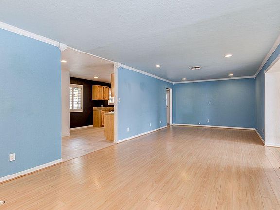 5th image of 909 W Vermont Ave