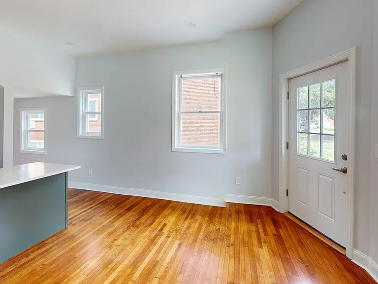 544 Whitney Ave — Photo 12