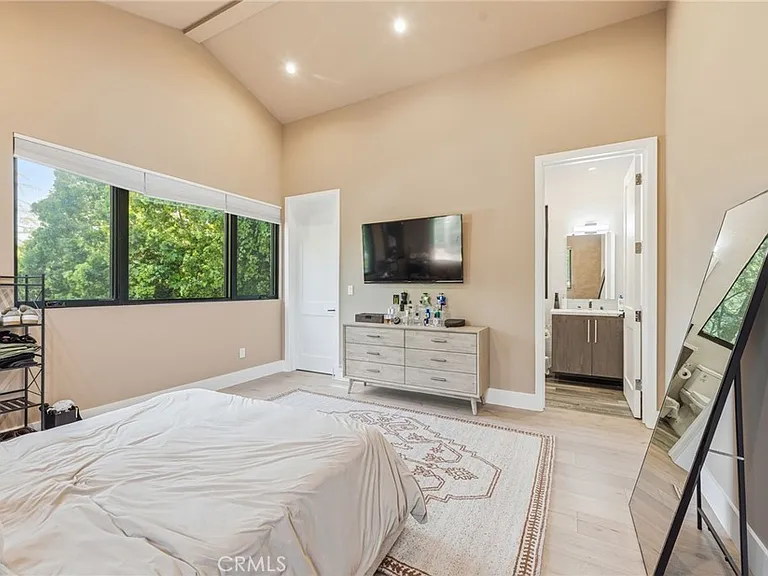 13135 Chandler Blvd — Photo 32