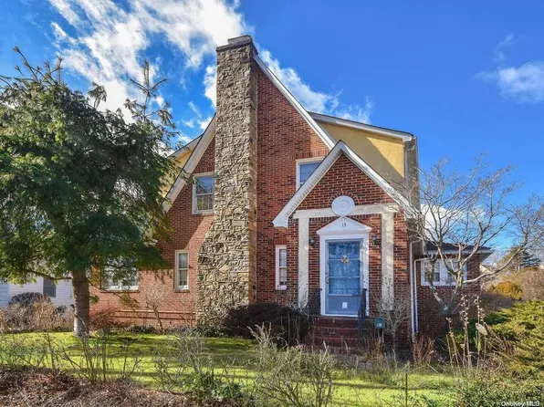 13 Glen Cove Drive, Glen Head, NY 11545