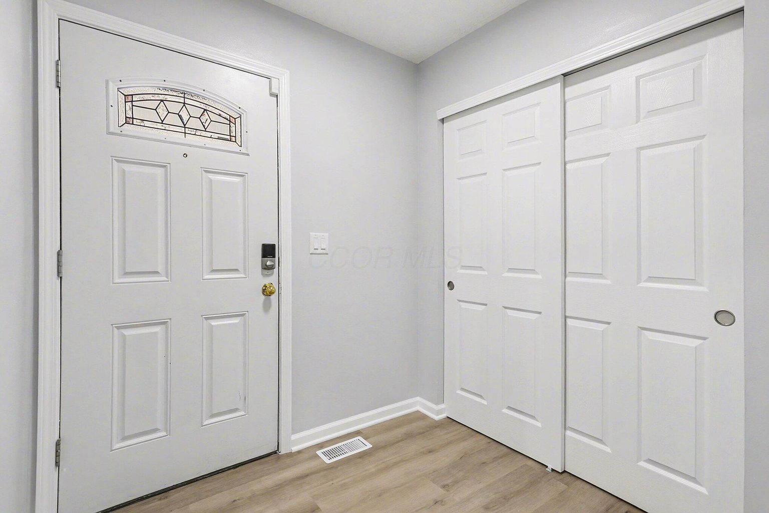 Listing photo 5 for 1914 Laramie Dr #26