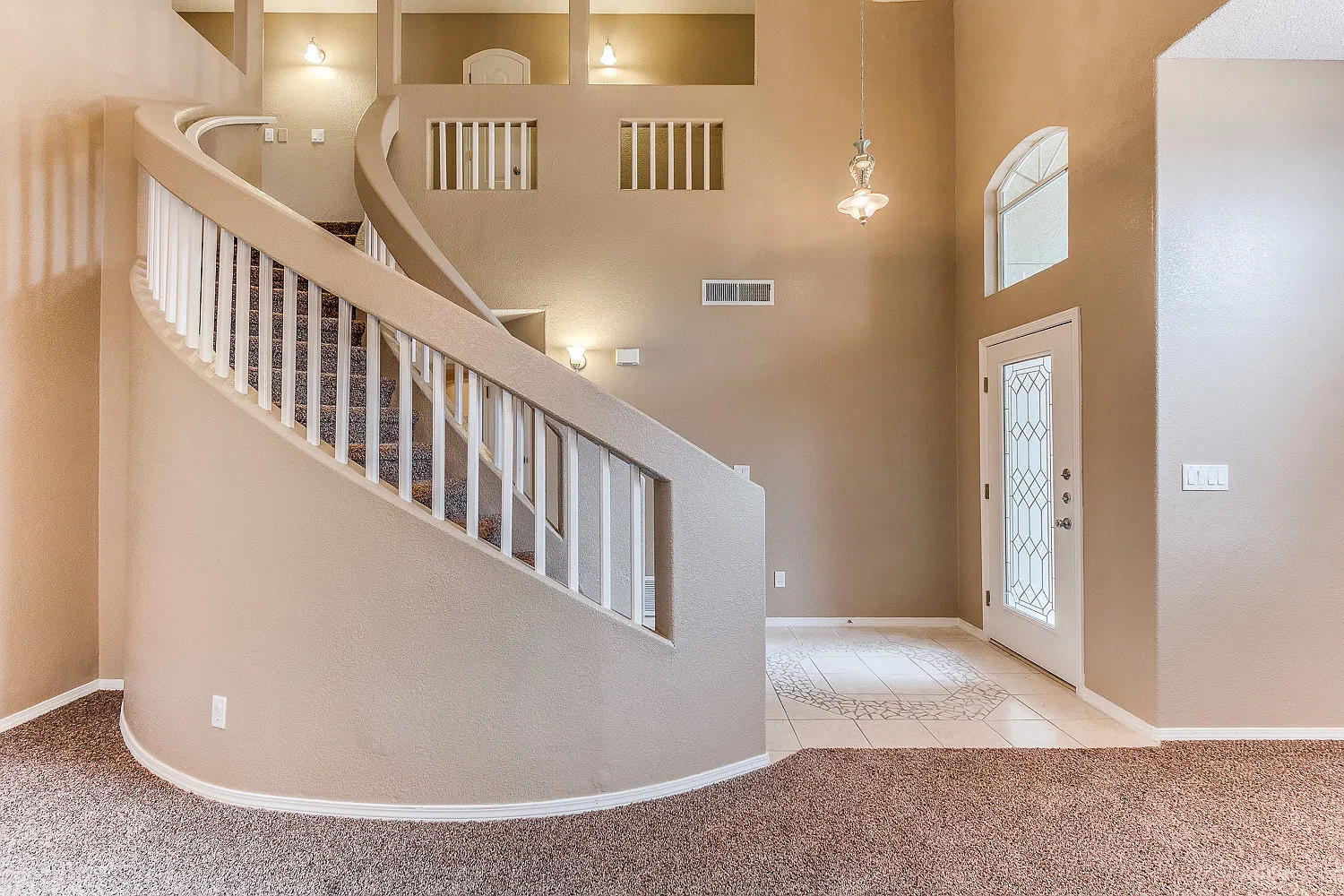 Charming 3 Bedroom Home with Refrigerated Air and Sparkling Pool for Rent — Photo 3