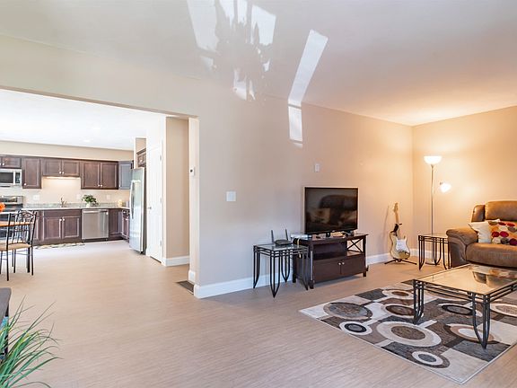 5th image of 62 West Meadow Court