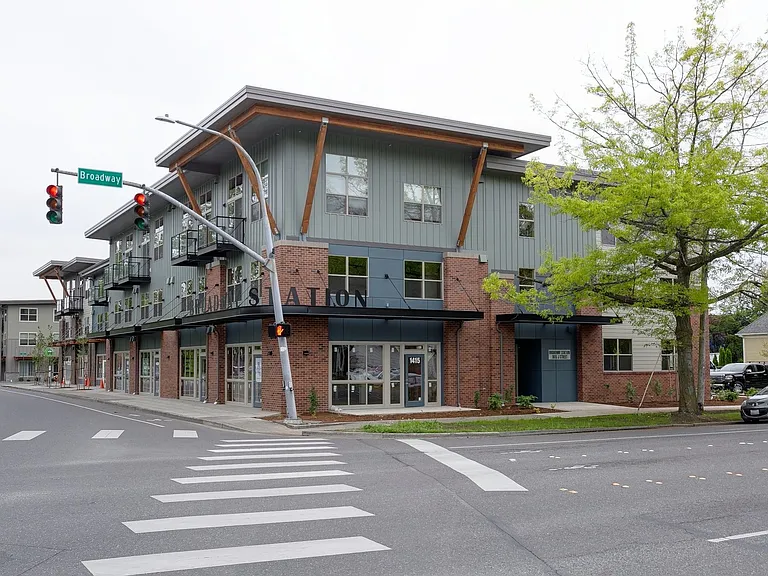 One Month Free, Broadway Station Apartments — Photo 2