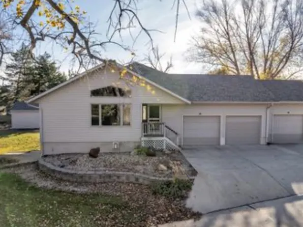 7 Lake Point Dr, Columbus, NE 68601