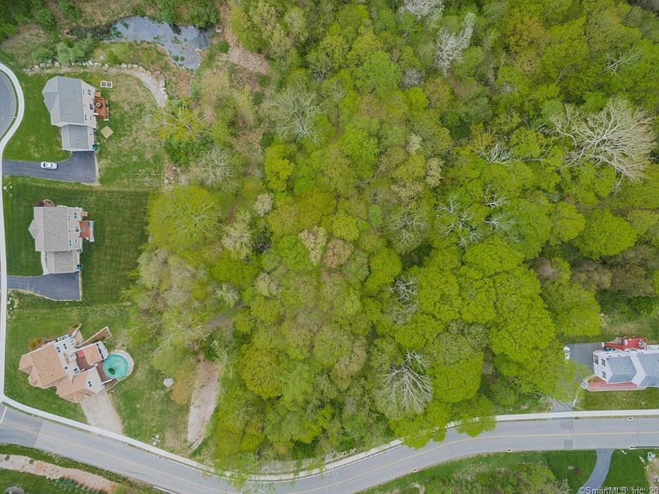 1st image of 14 Bridle Path Ln