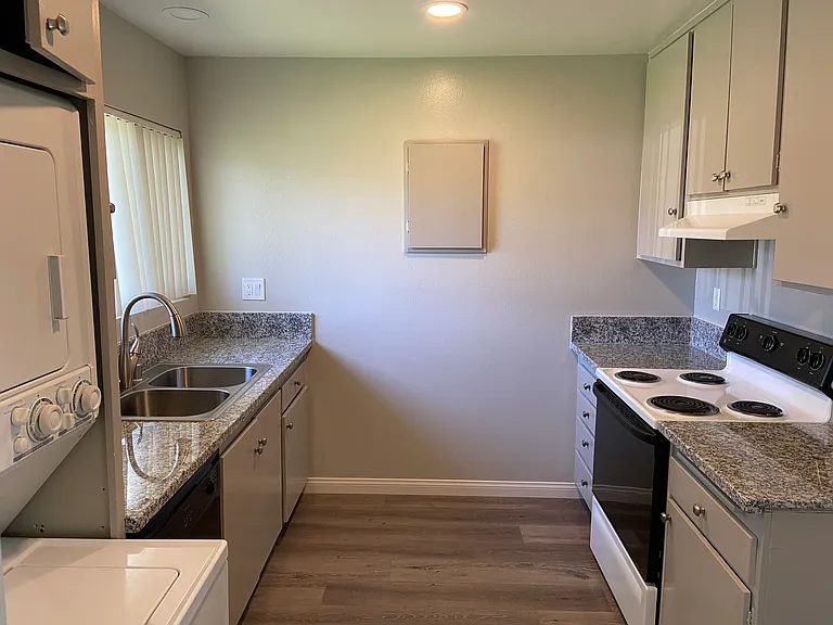 2542 Price Dr — Photo 2