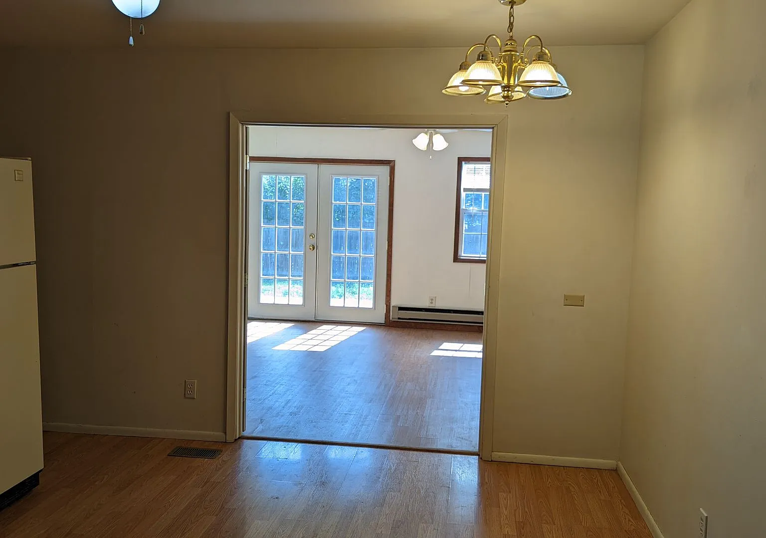 3 Bed 2 bath home located near shopping, schools, and parks — Photo 4