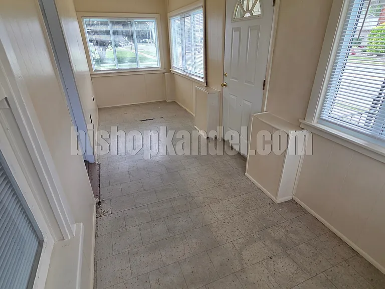 625 Crystal Ave — Photo 2