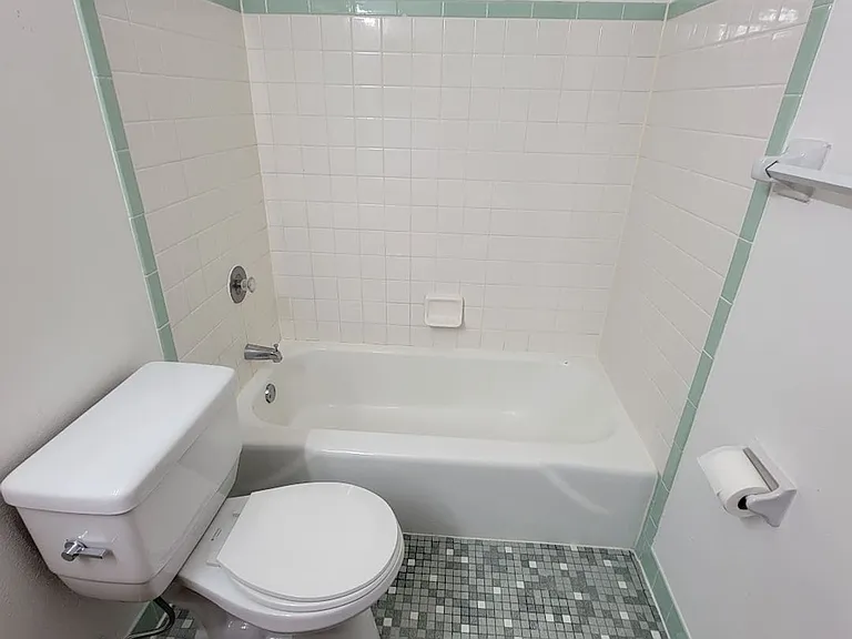 Canterbury Court Apartments — Photo 19