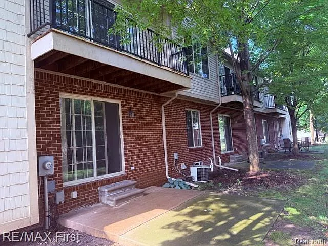 16713 Kensington Dr — Photo 4