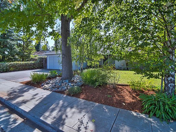 2nd image of 1107 Cuesta Dr