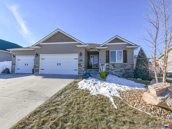 1235 N 101st St, Lincoln, NE 68527