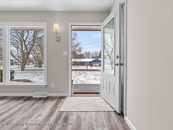 4th image of 2055 Holly Dr