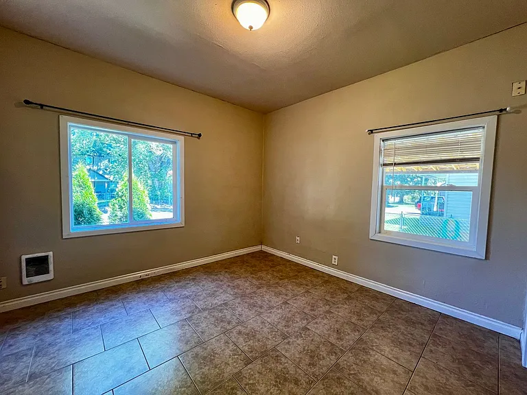 916 S 11th Ave — Photo 6