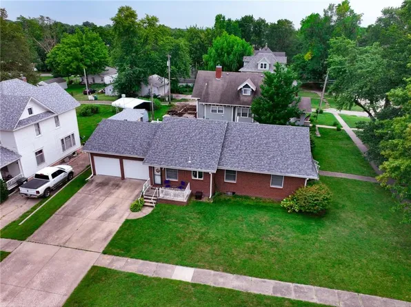 301 S 6th St, Hiawatha, KS 66434