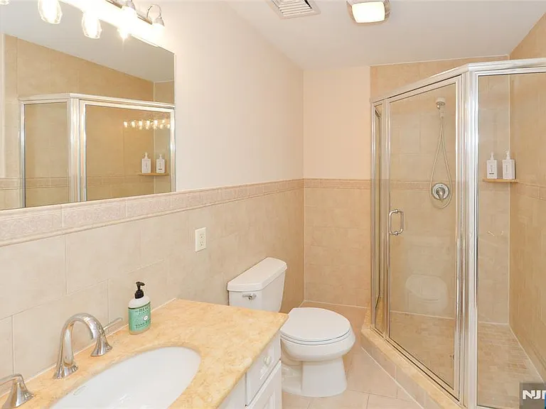 1056 Edgewood Ln — Photo 25