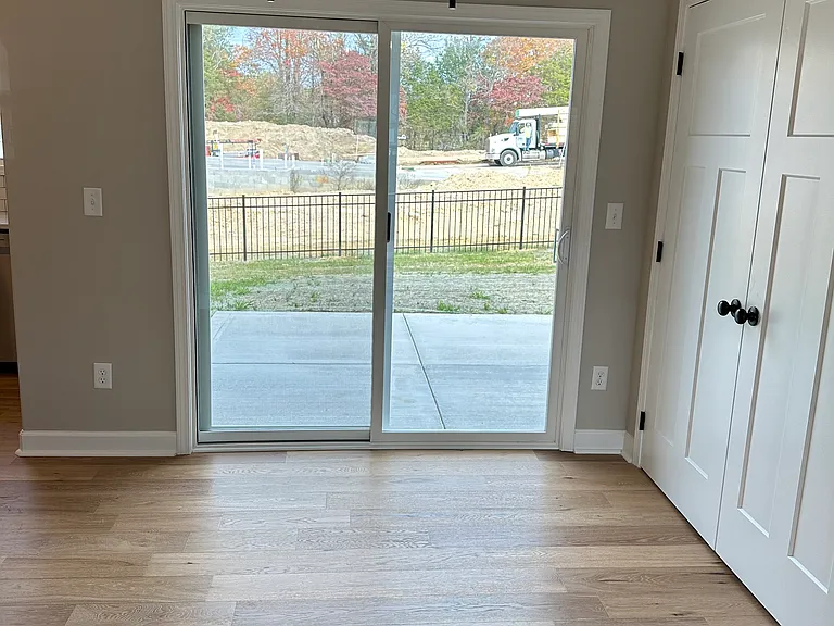 1409 Brook Hill Dr — Photo 3