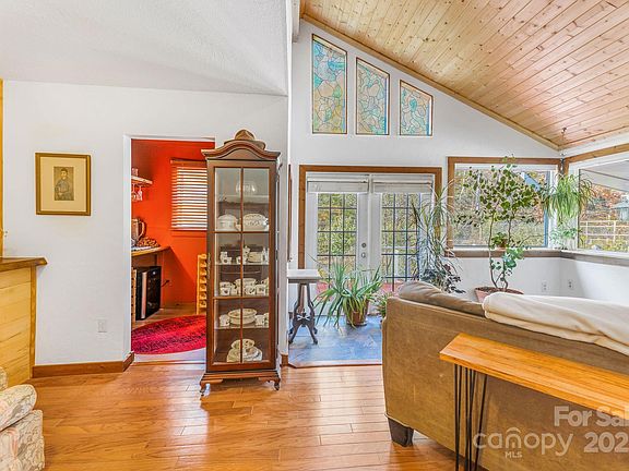 3rd image of 226 Fish Pond Ln