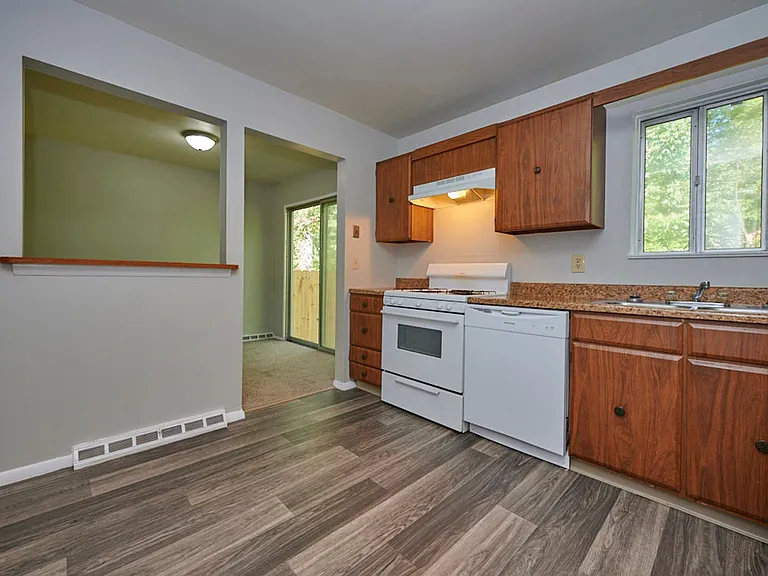 439 Colonial Ct — Photo 9