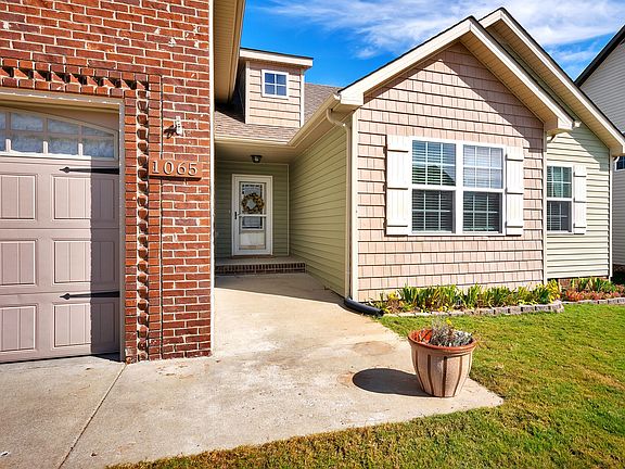 4th image of 1065 Castlerock Dr