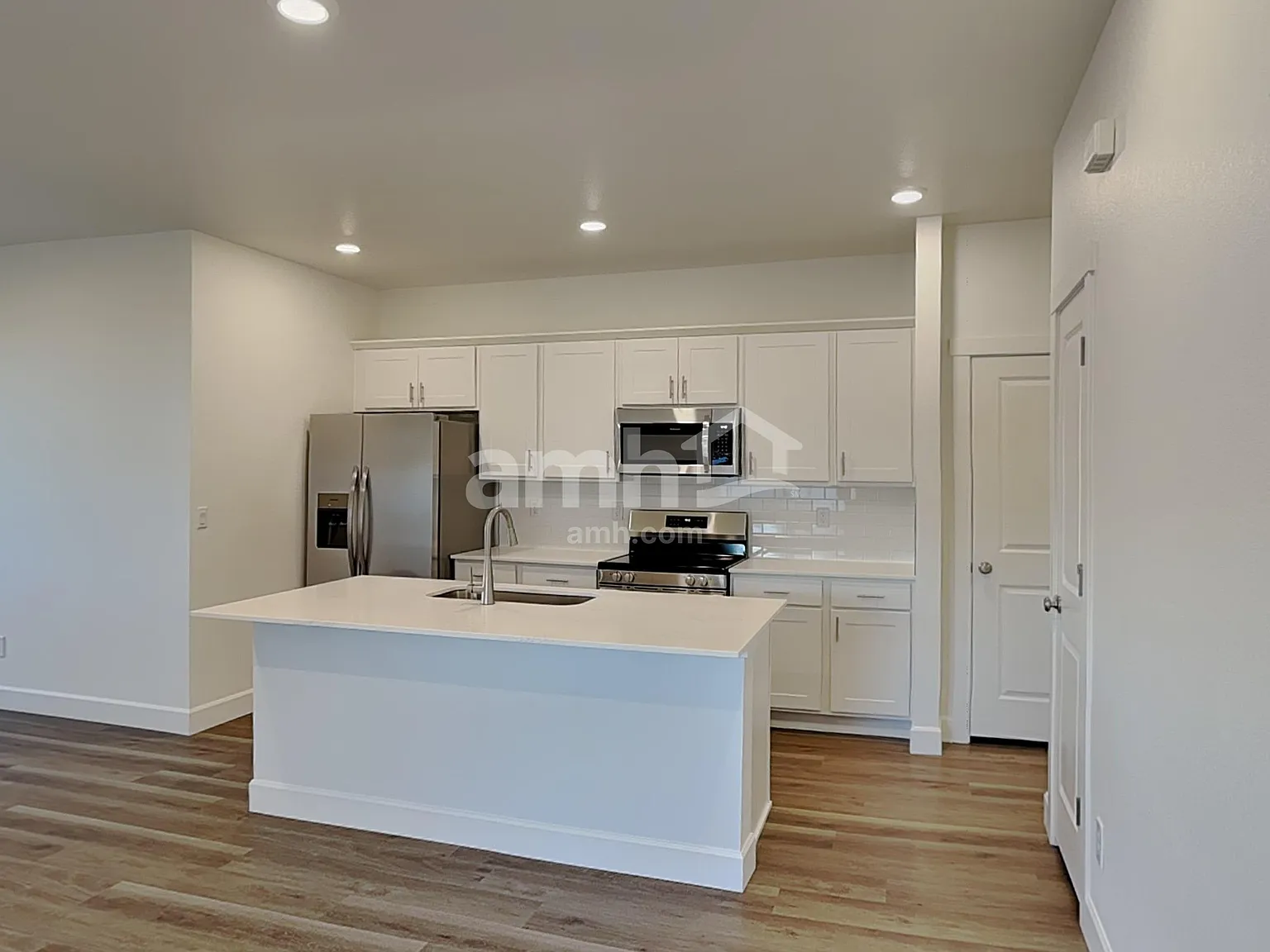 3 bed, 2.0 bath, 1307 sqft, $2,860 — Photo 3