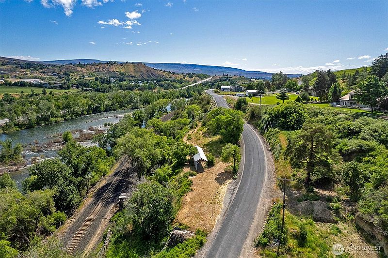 2nd image of 2080 Sleepy Hollow Road