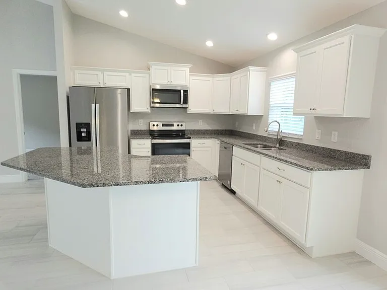 16318 SW 17th Ave — Photo 3