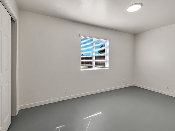 3rd image of 1340 W Mariposa Ave