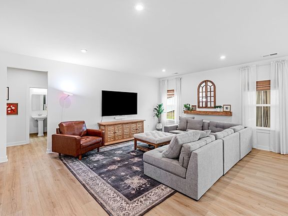 4th image of 209 Furness Dr