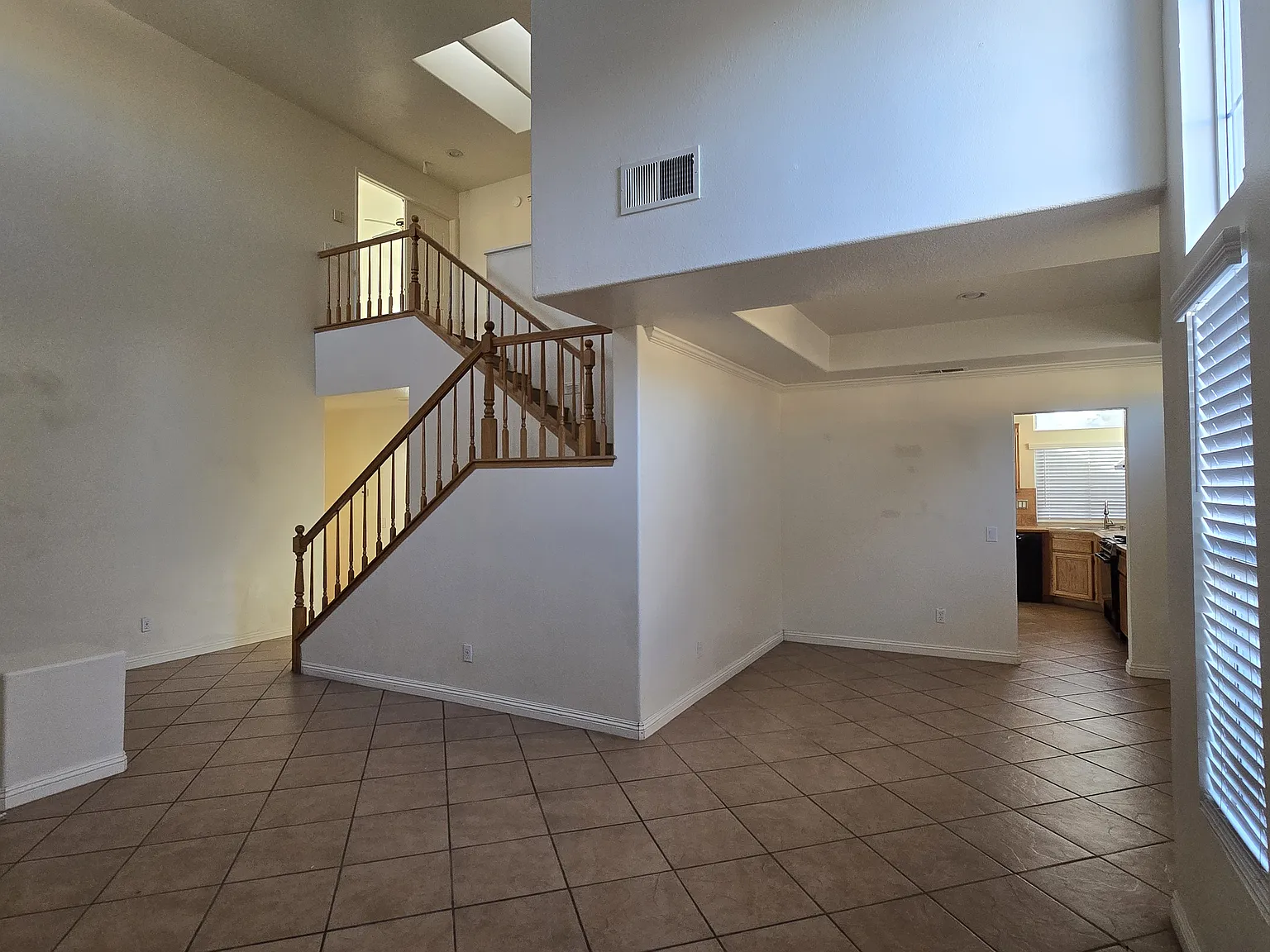 4 bed, 2.5 bath, 2261 sqft, $2,650 — Photo 3