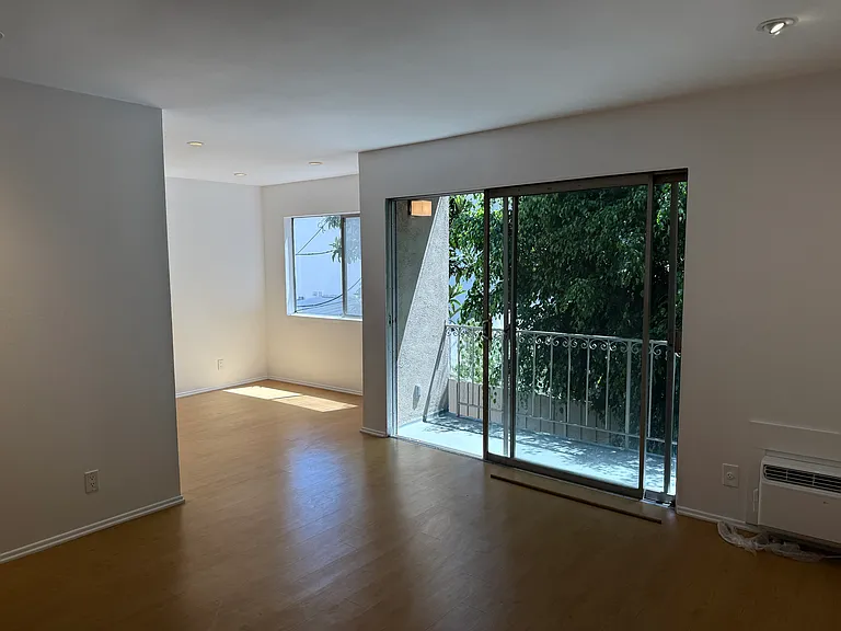 546 N Flores Street — Photo 32