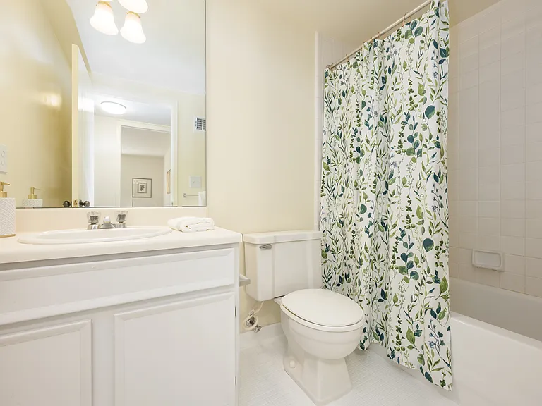 Green Hill Apartments — Photo 18