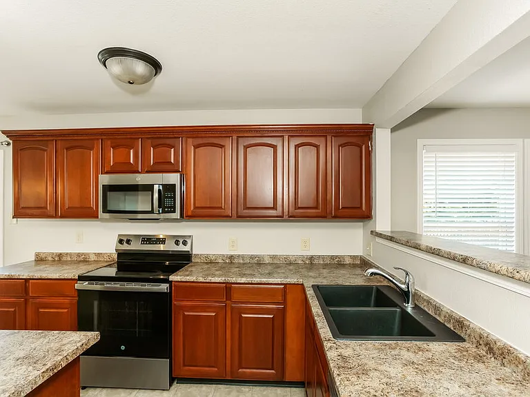 10718 Pavilion Dr — Photo 6