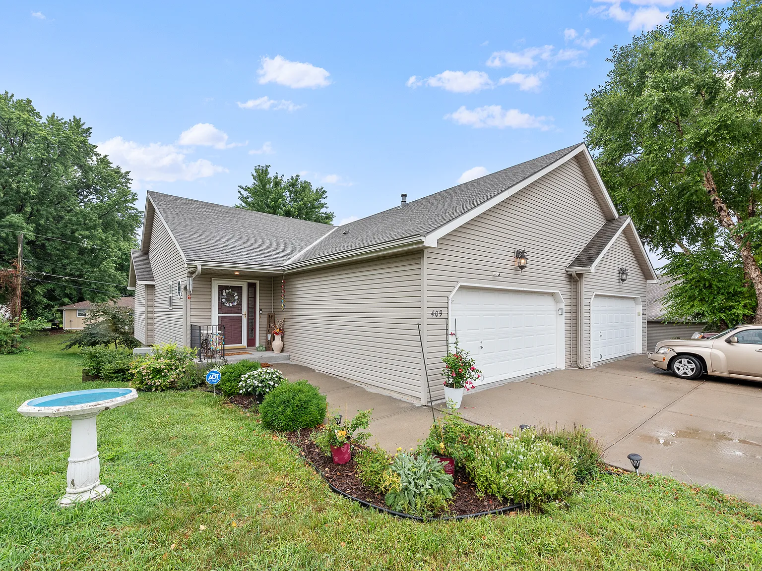 3 bed, 2052 sqft, $3,556 — Photo 4