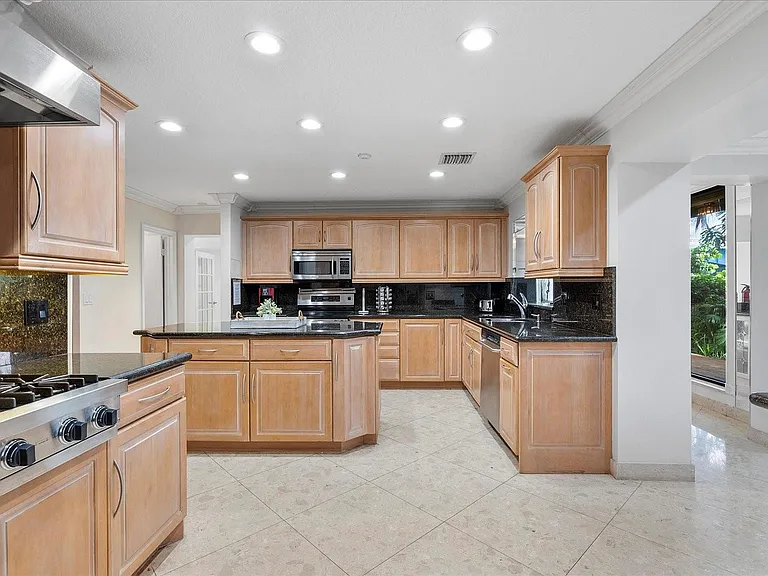 1240 SW 14th Ave — Photo 16