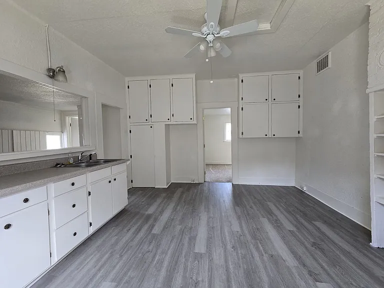 228 SE Pitzer St — Photo 6