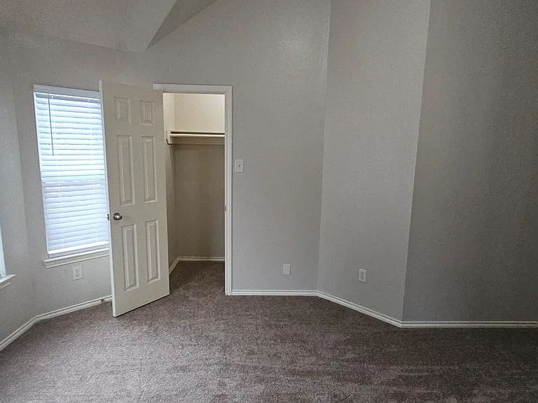 706 Woodport Ln — Photo 14