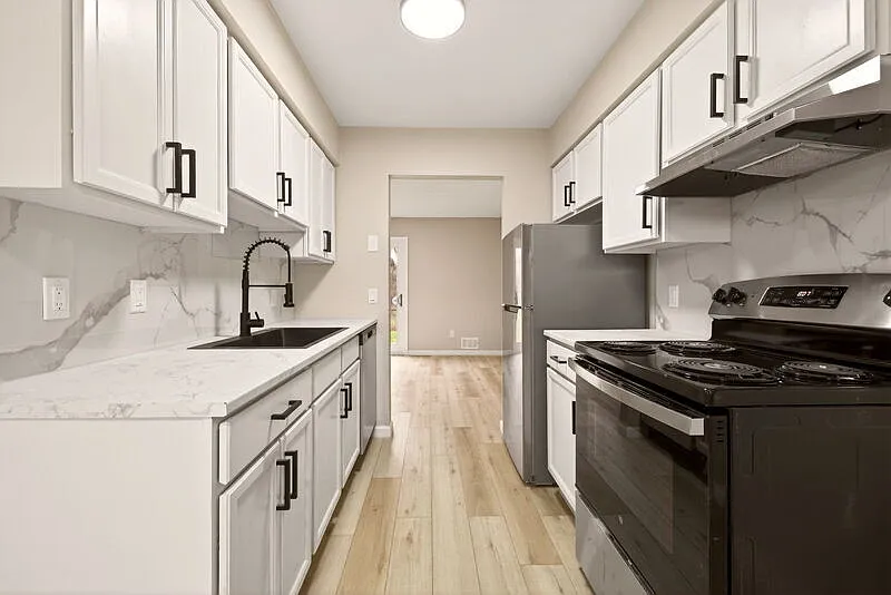 Holcob Village Townhouses — Photo 3